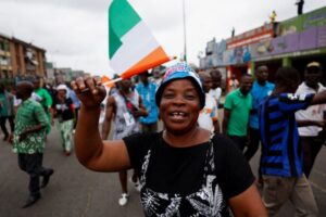 Une partisane des partis de la coalition, le Parti démocratique de Côte d’Ivoire (PDCI) et le Parti des peuples africains – Côte d’Ivoire (PPA-CI), manifeste contre le retrait des dirigeants de ces partis des bulletins de vote avant l’élection présidentielle, à Abidjan, Côte d’Ivoire, le 9 août 2025. Crédit : Luc Gnago / Reuters