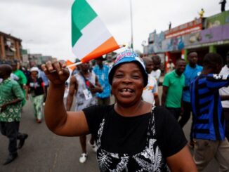 Une partisane des partis de la coalition, le Parti démocratique de Côte d’Ivoire (PDCI) et le Parti des peuples africains – Côte d’Ivoire (PPA-CI), manifeste contre le retrait des dirigeants de ces partis des bulletins de vote avant l’élection présidentielle, à Abidjan, Côte d’Ivoire, le 9 août 2025. Crédit : Luc Gnago / Reuters