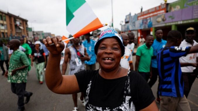 Reuters-RC2N3GAORKIC_IVORYCOAST-election-870x580 Une partisane des partis de la coalition, le Parti démocratique de Côte d’Ivoire (PDCI) et le Parti des peuples africains – Côte d’Ivoire (PPA-CI), manifeste contre le retrait des dirigeants de ces partis des bulletins de vote avant l’élection présidentielle, à Abidjan, Côte d’Ivoire, le 9 août 2025. Crédit : Luc Gnago / Reuters