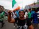 Une partisane des partis de la coalition, le Parti démocratique de Côte d’Ivoire (PDCI) et le Parti des peuples africains – Côte d’Ivoire (PPA-CI), manifeste contre le retrait des dirigeants de ces partis des bulletins de vote avant l’élection présidentielle, à Abidjan, Côte d’Ivoire, le 9 août 2025. Crédit : Luc Gnago / Reuters